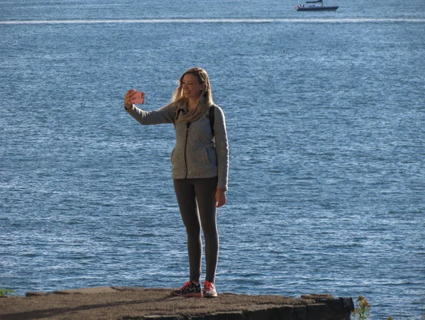 Oslo Noruega Circa Agosto 2017 Chica Identificada Tomando Una Selfie — Foto de Stock