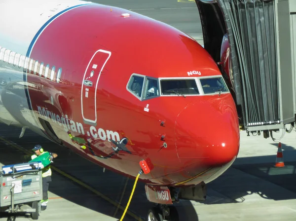 Norwegian Airbus A320 припаркован в Осло — стоковое фото