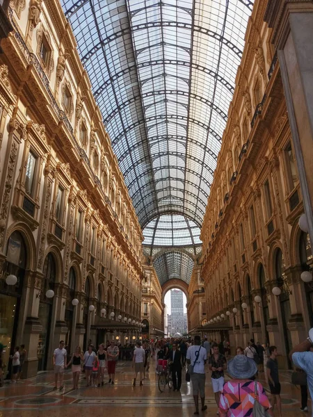 Milano 'daki Galleria Vittorio Emanuele II atari salonu