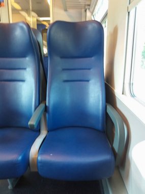Milan, İtalya - Temmuz 2017 yaklaşık: iç Trenitalia tren ile mavi deri koltuk