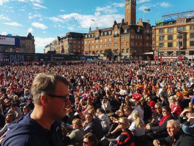 Copenhagen, Danimarka - yaklaşık Ağustos 2017: Hollanda ve Danimarka ana meydanında ekranda öngörülen arasında kadın Euro 2017 son izlemek için büyük kalabalık toplar
