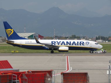 Orio Al Serio, İtalya - yaklaşık Ağustos 2017: Ryanair Boeing 737-800 taksi sırasında