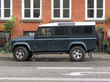 Copenhagen, Danimarka - yaklaşık Ağustos 2017: koyu yeşil Land Rover Defender araba