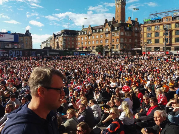 Copenhagen, Danimarka - yaklaşık Ağustos 2017: Hollanda ve Danimarka ana meydanında ekranda öngörülen arasında kadın Euro 2017 son izlemek için büyük kalabalık toplar