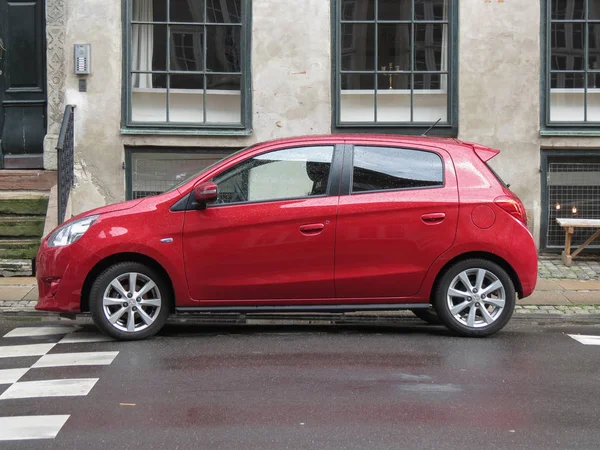 Copenhagen, Danimarka - yaklaşık Ağustos 2017: kırmızı Mitsubishi Mirage araba