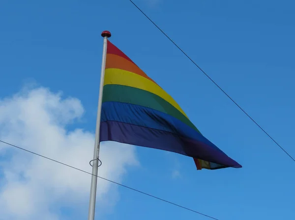 Regenbogen Friedensfahne Schwebt Blauen Himmel — Stockfoto