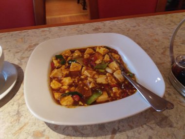 Goteburg, İsveç - yaklaşık Ağustos 2017: baharatlı Asya köri ile tofu bir tabak içinde