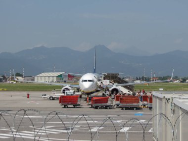 Orio Al Serio, İtalya - yaklaşık Ağustos 2017: Ryanair Boeing 737-800 yatılı sırasında