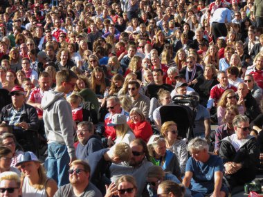Copenhagen, Danimarka - yaklaşık Ağustos 2017: Hollanda ve Danimarka ana meydanında ekranda öngörülen arasında kadın Euro 2017 son izlemek için büyük kalabalık toplar