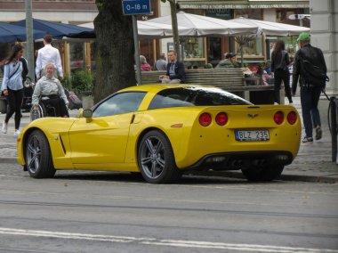 Goteburg, İsveç - yaklaşık Ağustos 2017: şehir merkezinde park sarı Chevrolet Corvette araba