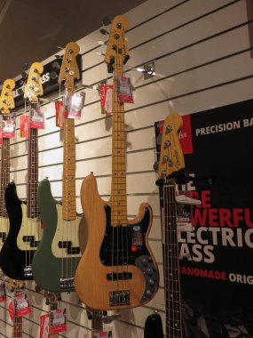 Oslo, Norveç - yaklaşık Ağustos 2017: Fender hassas Bass'ndeki Satılık