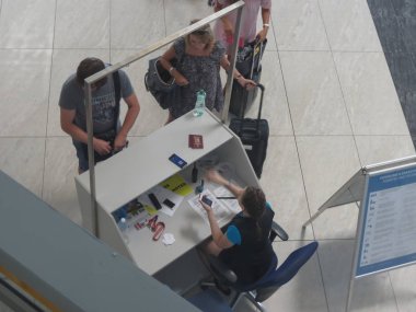 Ostrava, Çek Cumhuriyeti - Temmuz 2017 yaklaşık: Havaalanı personeli önünde araçlarımız satırı denetleyin