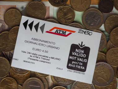 Milan, İtalya - Temmuz 2017 yaklaşık: toplu taşıma günlük pass euro coins arka plan üzerinde