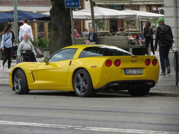 Goteburg, İsveç - yaklaşık Ağustos 2017: şehir merkezinde park sarı Chevrolet Corvette araba