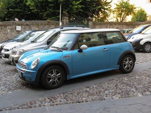 Bergamo Italien Juli 2017 Blauer Mini Cooper Car Geparkt Stadtzentrum — Stockfoto