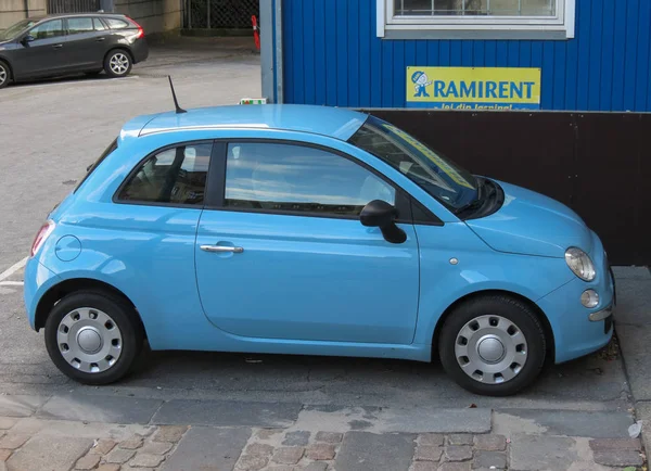 Copenhagen, Danimarka - yaklaşık Ağustos 2017: ışık mavi Fiat 500 araba