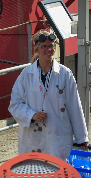 Goteburg, İsveç - yaklaşık Ağustos 2017: sarışın kız kimyager kostüm