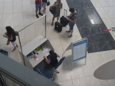 Ostrava, Çek Cumhuriyeti - Temmuz 2017 yaklaşık: Havaalanı personeli önünde araçlarımız satırı denetleyin