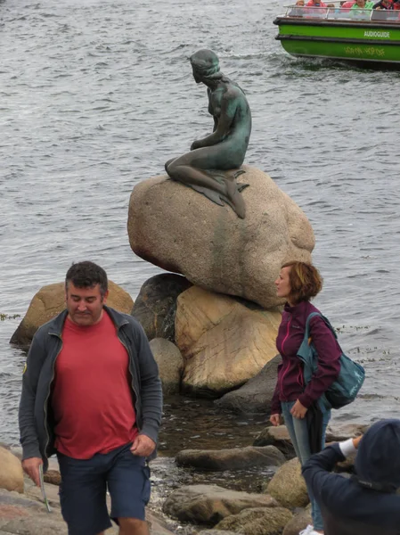 Kopenhagen Dänemark August 2017 Die Kleine Meerjungfrau Posiert Mit Touristen — Stockfoto