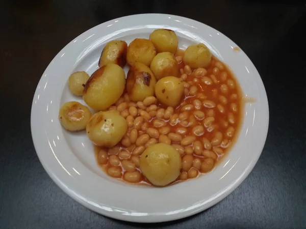 Gebackene Kartoffeln Und Bohnen Einem Gericht — Stockfoto