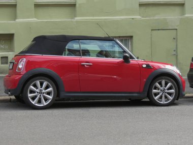 Oslo, Norveç - yaklaşık Ağustos 2017: kırmızı Mini Cooper araba (2013 model) cabrio