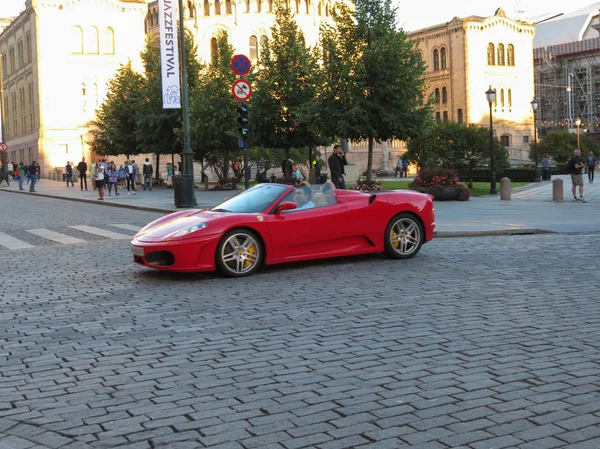 Oslo, Norveç - yaklaşık Ağustos 2017: kırmızı Ferrari araba şehir merkezi