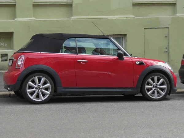 Oslo, Norveç - yaklaşık Ağustos 2017: kırmızı Mini Cooper araba (2013 model) cabrio