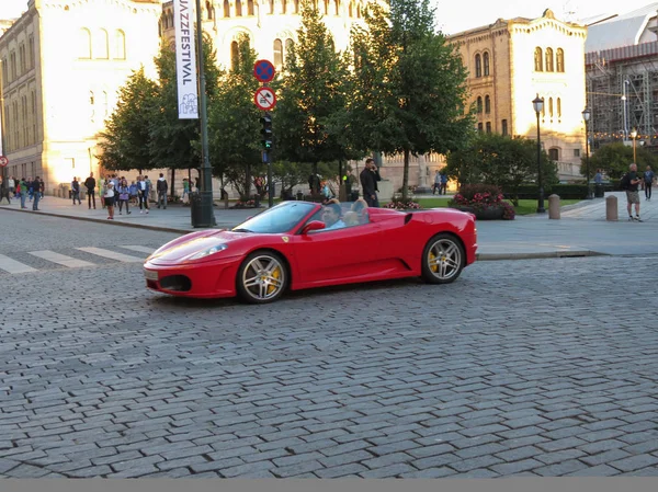 Oslo, Norveç - yaklaşık Ağustos 2017: kırmızı Ferrari araba şehir merkezi
