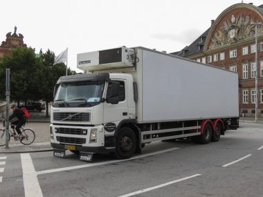 Beyaz Volvo kamyon yolda