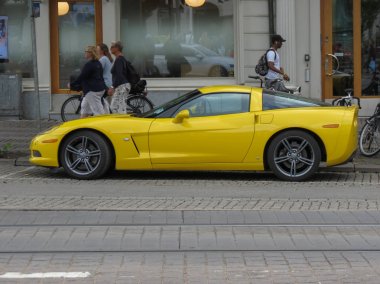 Goteburg, İsveç - yaklaşık Ağustos 2017: şehir merkezinde park sarı Chevrolet Corvette araba