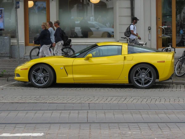 市内中心部の駐車 イェーテボリ スウェーデン 2017 黄色のシボレー コルベット車 — ストック写真