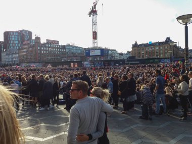Copenhagen, Danimarka - yaklaşık Ağustos 2017: Hollanda ve Danimarka ana meydanında ekranda öngörülen arasında kadın Euro 2017 son izlemek için büyük kalabalık toplar
