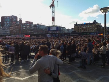Copenhagen, Danimarka - yaklaşık Ağustos 2017: Hollanda ve Danimarka ana meydanında ekranda öngörülen arasında kadın Euro 2017 son izlemek için büyük kalabalık toplar