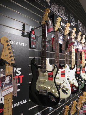 Oslo, Norveç - yaklaşık Ağustos 2017: Fender marka Stratocaster elektro gitar Satılık ekranda