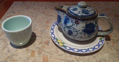 Çaydanlık ve bardak ile Asya çay seti