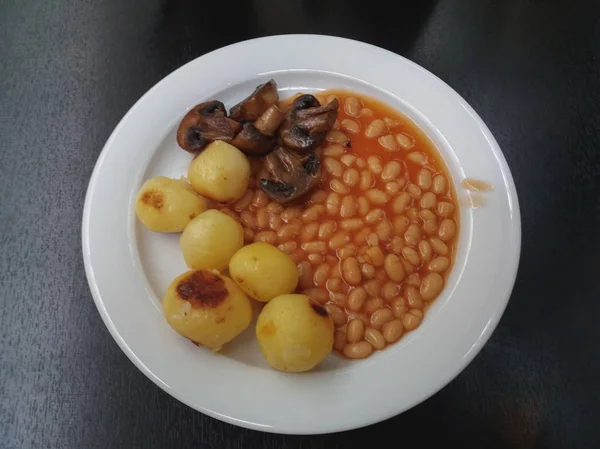 Desayuno Inglés Vegano Con Frijoles Horneados Patatas Asadas Champiñones —  Fotos de Stock