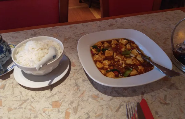 tofu bir tabak ile baharatlı Asya köri