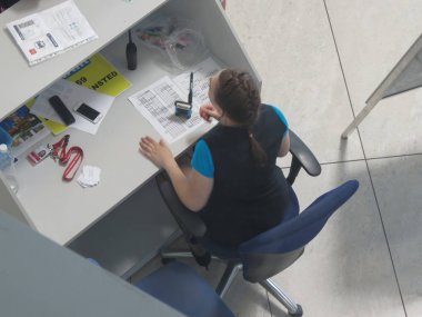 Ostrava, Çek Cumhuriyeti - Temmuz 2017 yaklaşık: Havaalanı personeli önünde araçlarımız satırı denetleyin