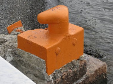 direk bir iskele ve liman için güvenli hale getirmek için bir deniz demirleme baba