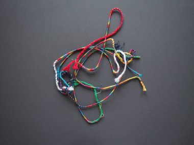 şans, sevgi ve umut getirmek için şanslı bileklik muska tılsım inanıyordu