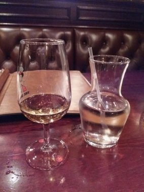 Goteburg, İsveç - yaklaşık Ağustos 2017: bir bardak viski ve su bir kavanoz