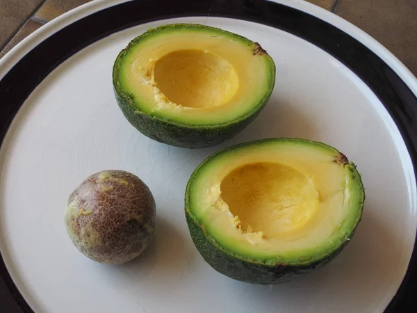 Avocado Zwei Teile Geschnitten Einer Schüssel Mit Kernen — Stockfoto