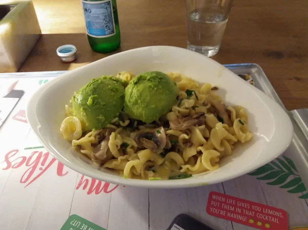 Goteburg 2017年8月 Campanelle 面食在菜与蘑菇酱和鳄梨在一个 Vapiano — 图库照片