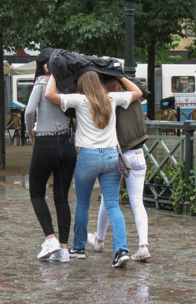 Goteburg Suecia Circa Agosto 2017 Niñas Bajo Lluvia Usando Una — Foto de Stock