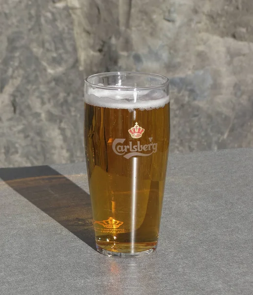 Oslo Noruega Circa Agosto 2017 Vaso Cerveza Carlsberg Elaborado Dinamarca — Foto de Stock