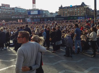 Copenhagen, Danimarka - yaklaşık Ağustos 2017: Hollanda ve Danimarka ana meydanında ekranda öngörülen arasında kadın Euro 2017 son izlemek için büyük kalabalık toplar