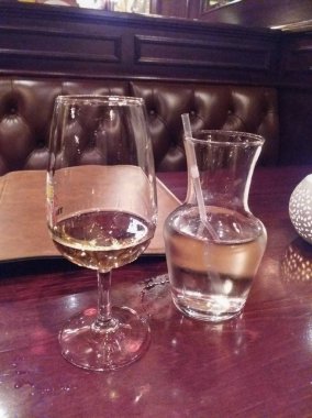 Goteburg, İsveç - yaklaşık Ağustos 2017: bir bardak viski ve su bir kavanoz