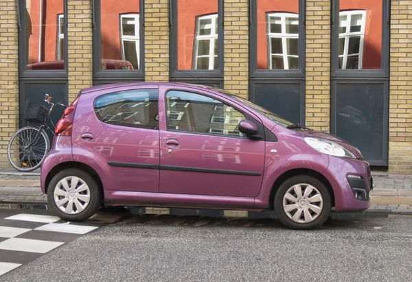 Lustroso violeta Peugeot 107 carro — Fotografia de Stock