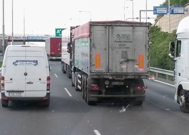 Prague, Çek Cumhuriyeti - Haziran 2015 yaklaşık: Prag'a trafik sıkışıklığı ile önde gelen otoyol