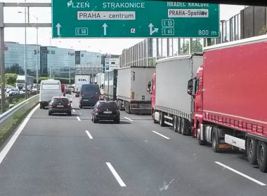 Prague, Çek Cumhuriyeti - Haziran 2015 yaklaşık: Prag'a trafik sıkışıklığı ile önde gelen otoyol